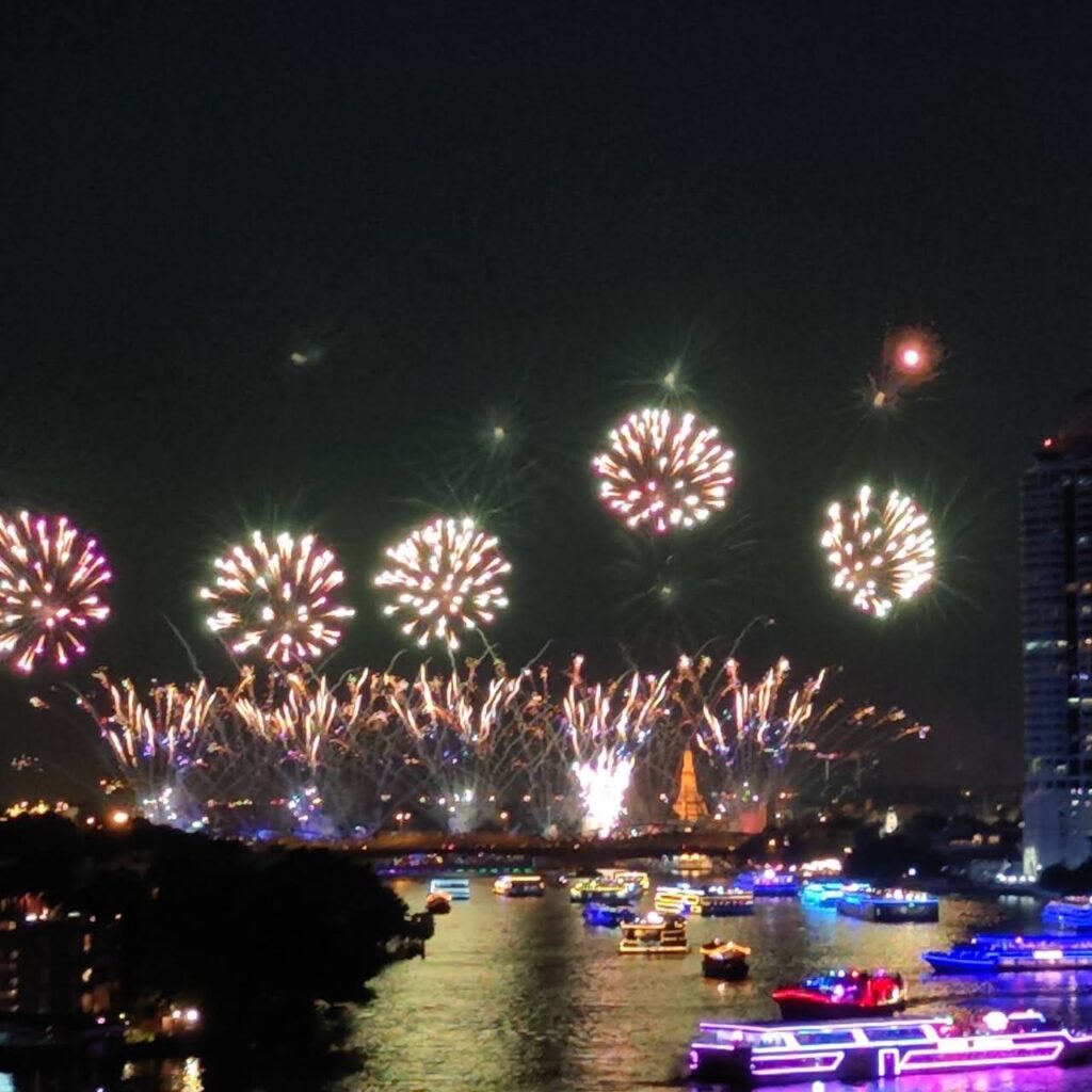 Feuerwerk über dem Chao Phraya Fluss in Bangkok zu Loy Krathong, November 2022